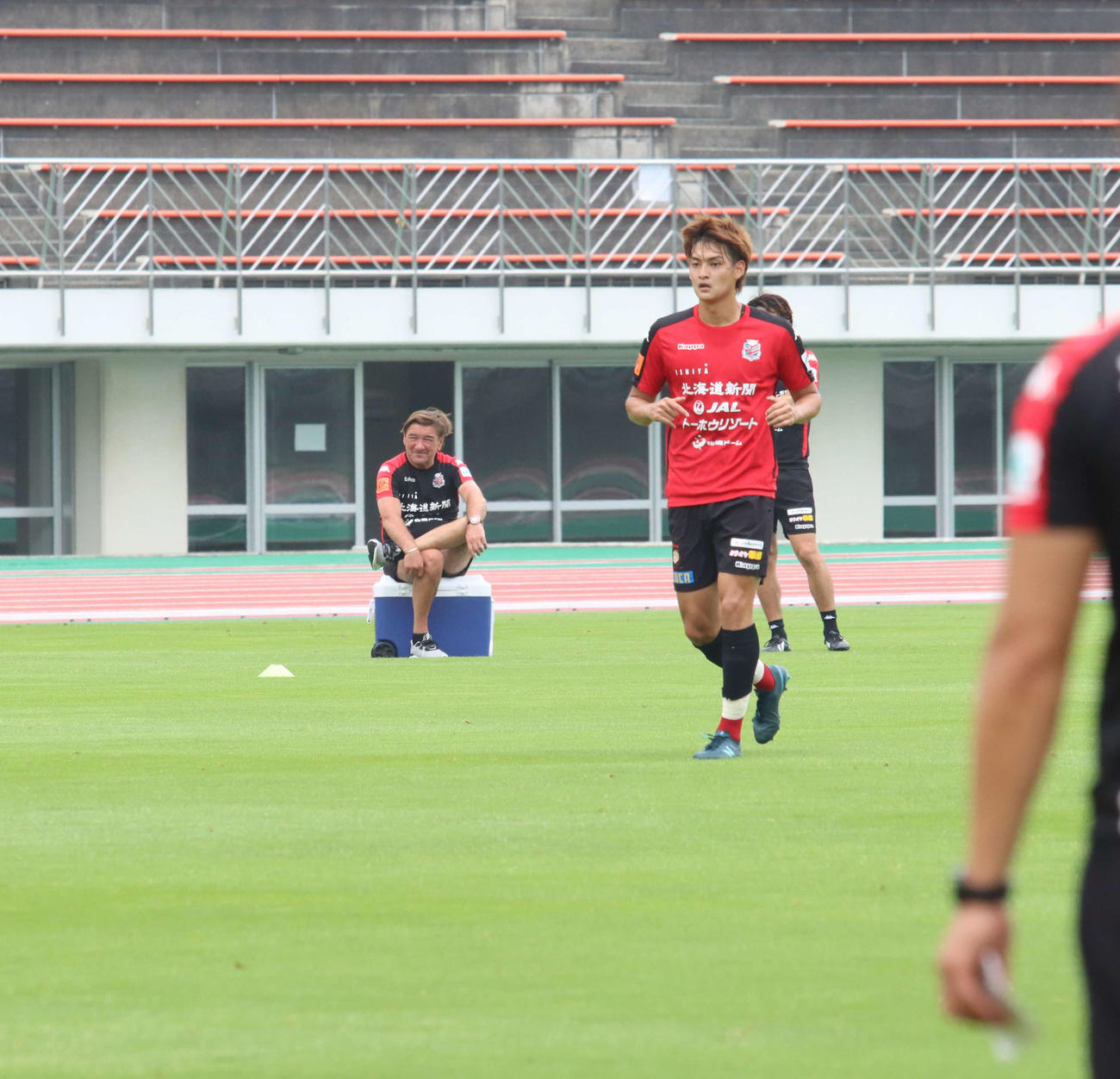 練習を見守る札幌ペトロビッチ監督（左）と先発が予想されるDF浜（撮影・保坂果那）