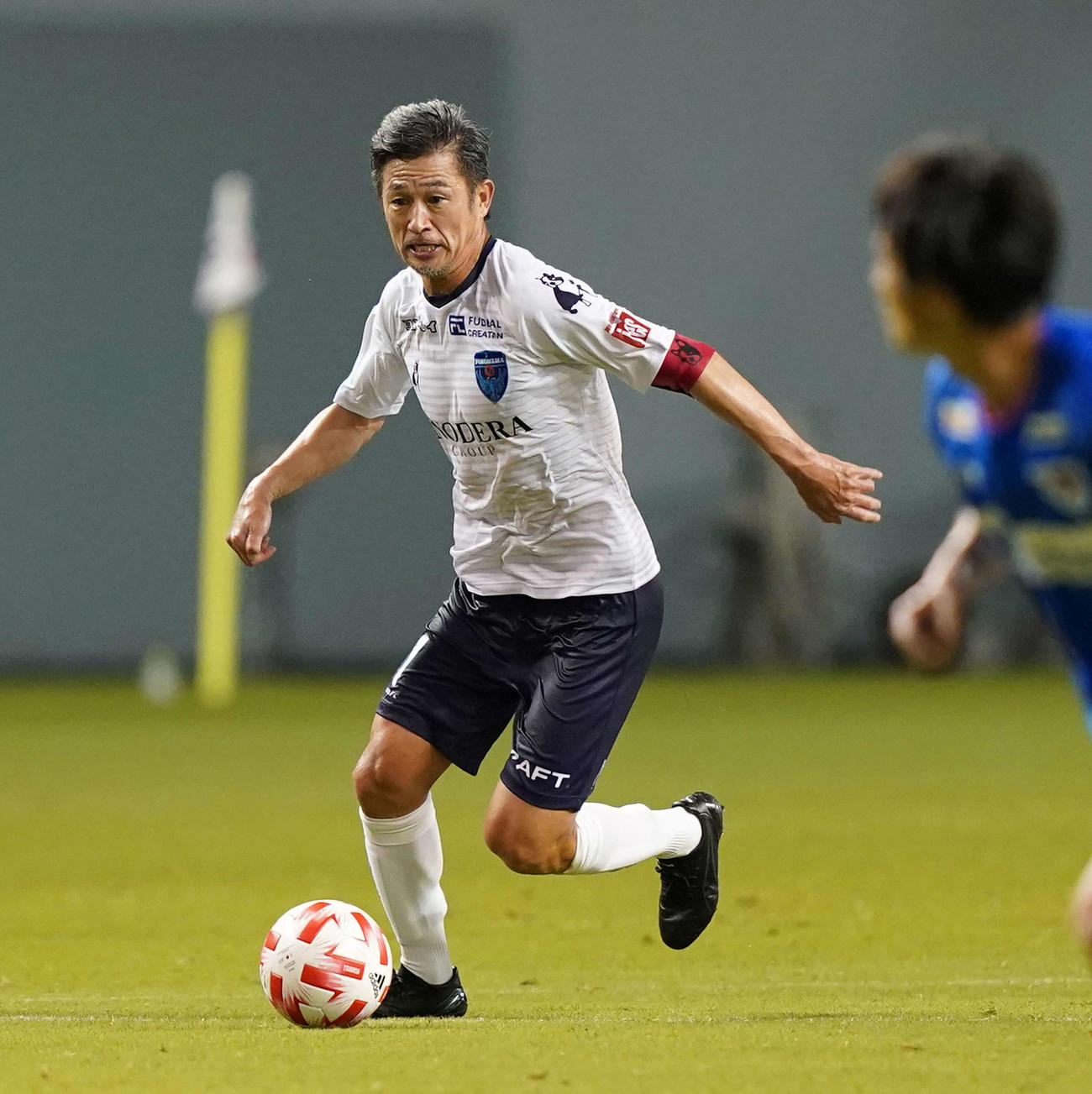 鳥栖対横浜FC　前半、ドリブルする横浜FC・FWカズ（撮影・江口和貴）