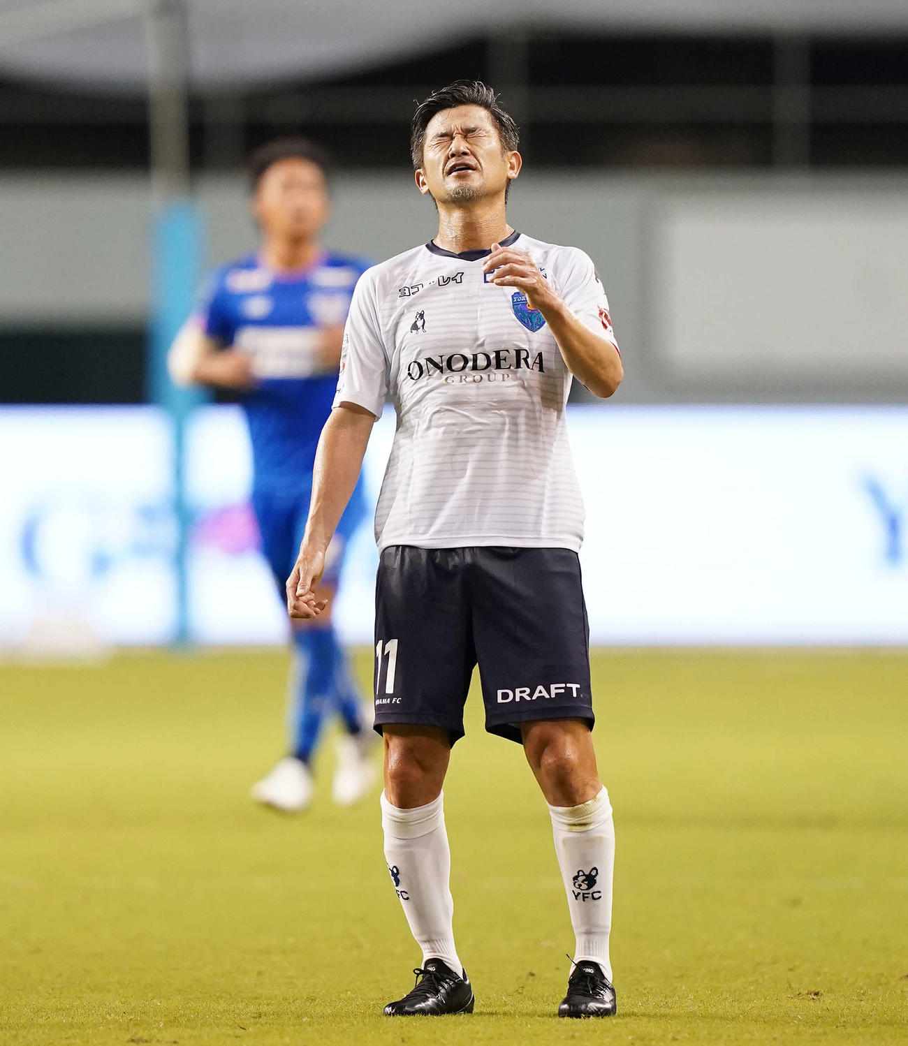 鳥栖対横浜FC　前半、悔しい表情の横浜FC・FWカズ（撮影・江口和貴）