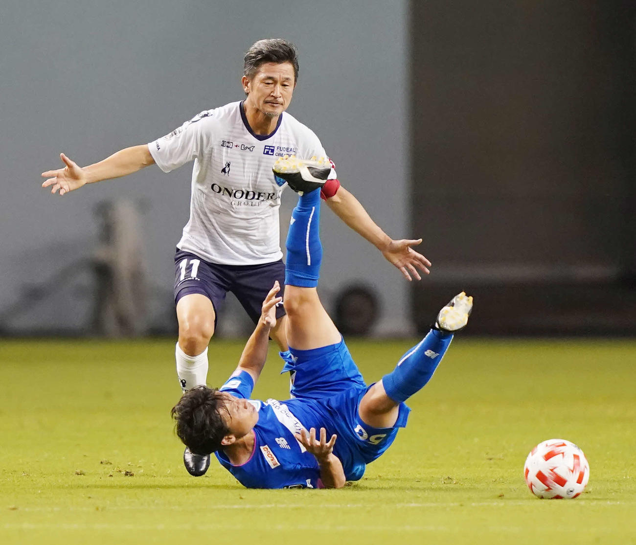 鳥栖対横浜FC　前半、ファウルする横浜FC・FWカズ（撮影・江口和貴）