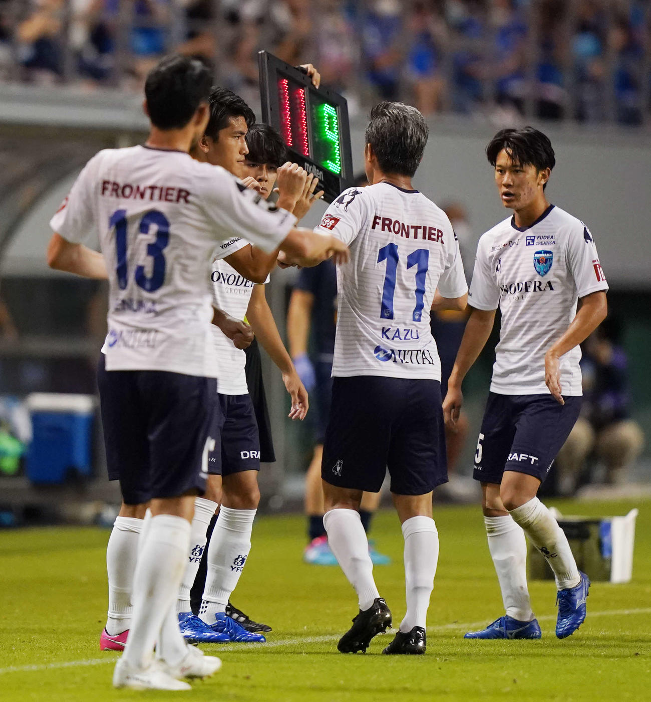 鳥栖対横浜FC　後半途中で交代する横浜FC・FWカズ（右から2人目）（撮影・江口和貴）