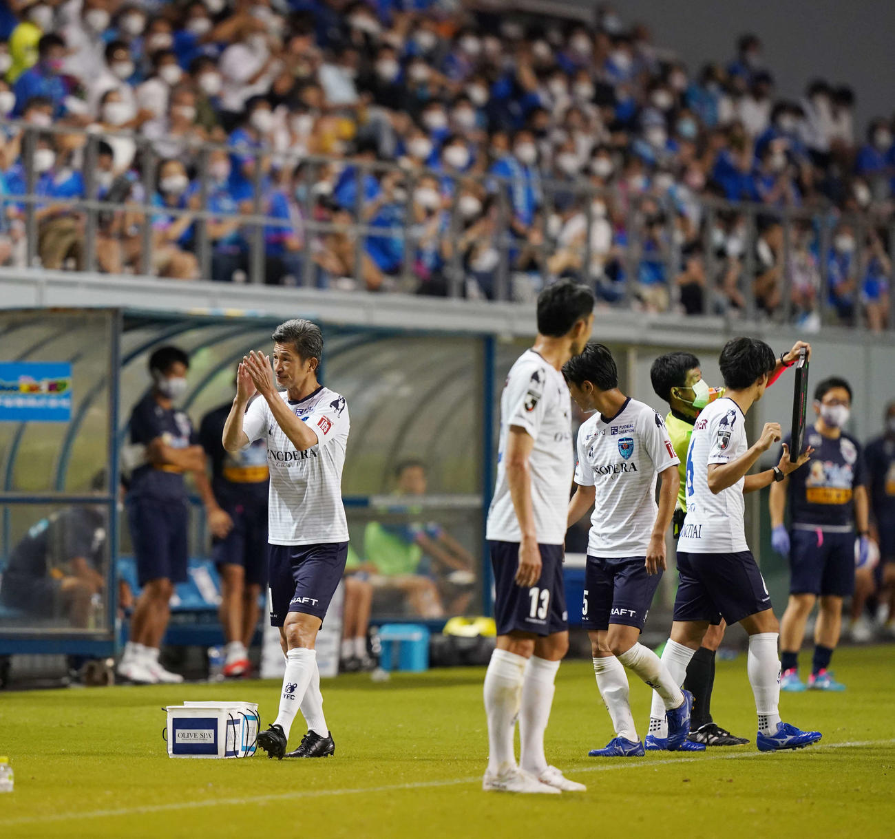 鳥栖対横浜FC　後半途中で交代しファンの拍手に応える横浜FC・FWカズ（撮影・江口和貴）
