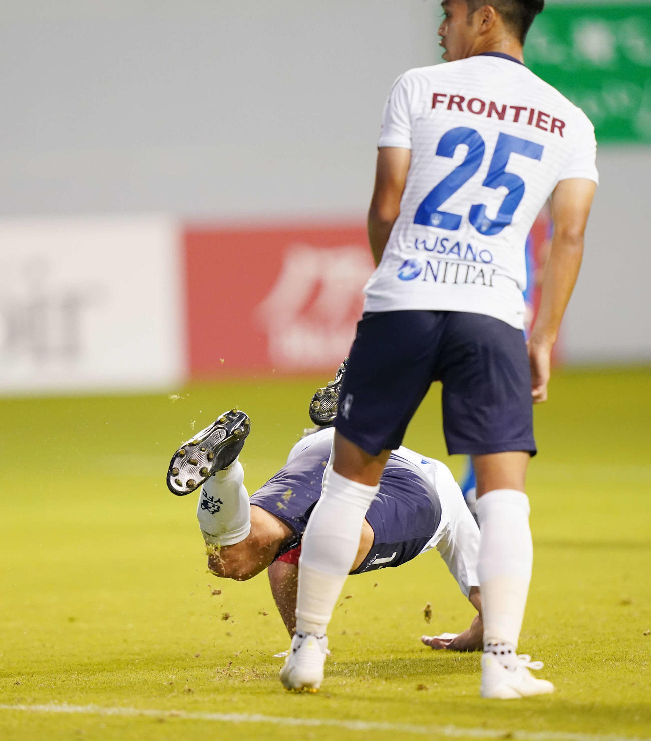鳥栖対横浜FC　前半、ヘディングシュートを放つ横浜FC・FWカズ（撮影・江口和貴）