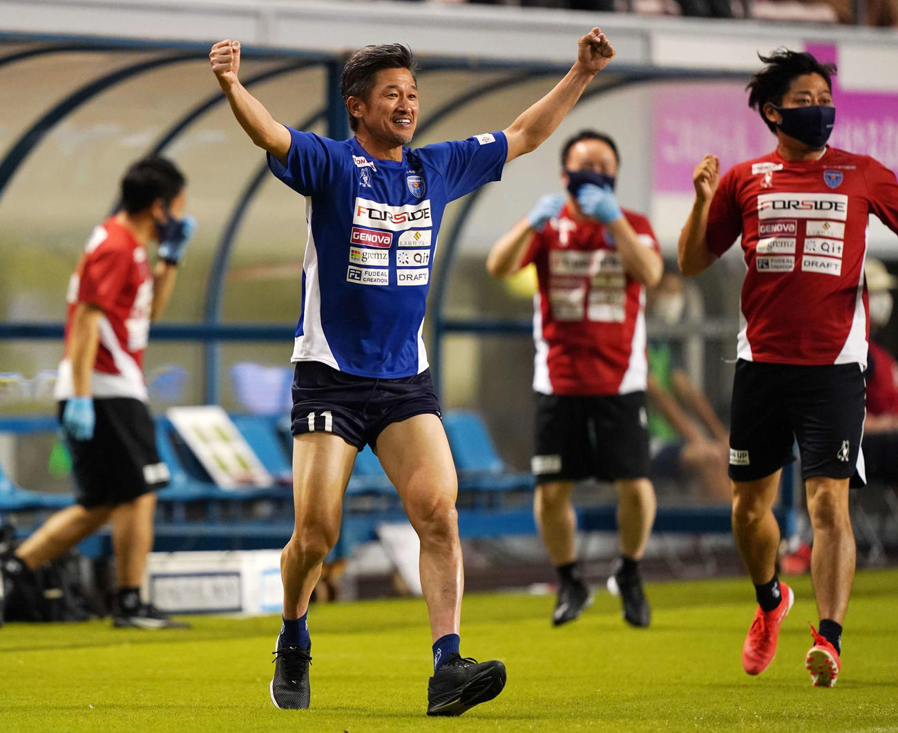 鳥栖対横浜FC　後半、横浜FC・MF瀬沼が先制ゴールを決めガッツポーズするFWカズ（撮影・江口和貴）