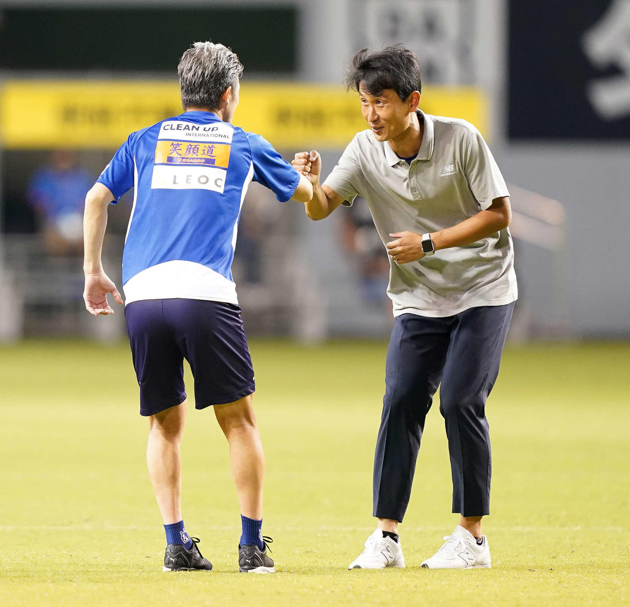 鳥栖対横浜FC　試合後、横浜FC・FWカズ（左）とあいさつをかわす鳥栖金監督（撮影・江口和貴）