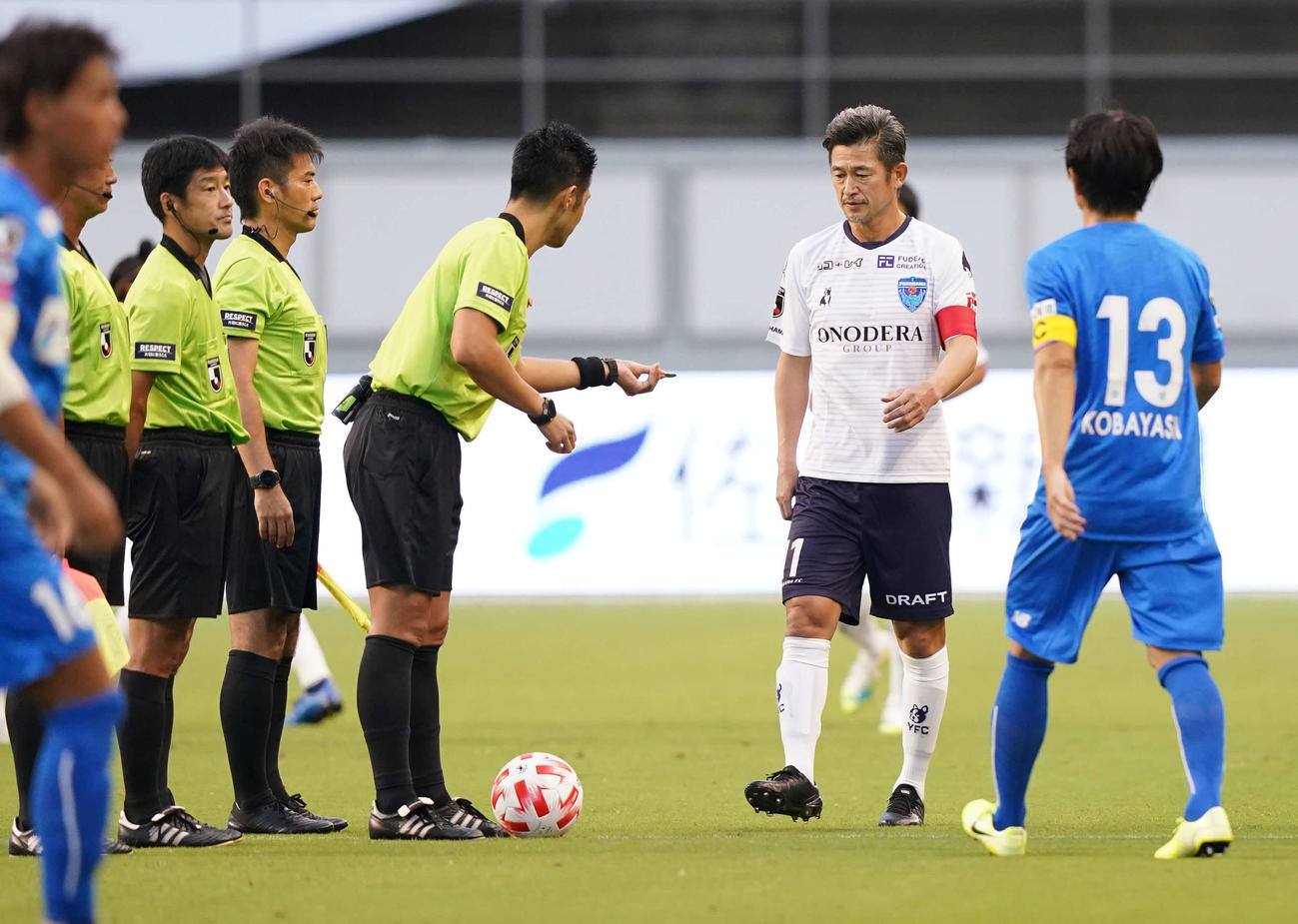 鳥栖対横浜FC　試合前、コイントスする横浜FC・FWカズ（撮影・江口和貴）