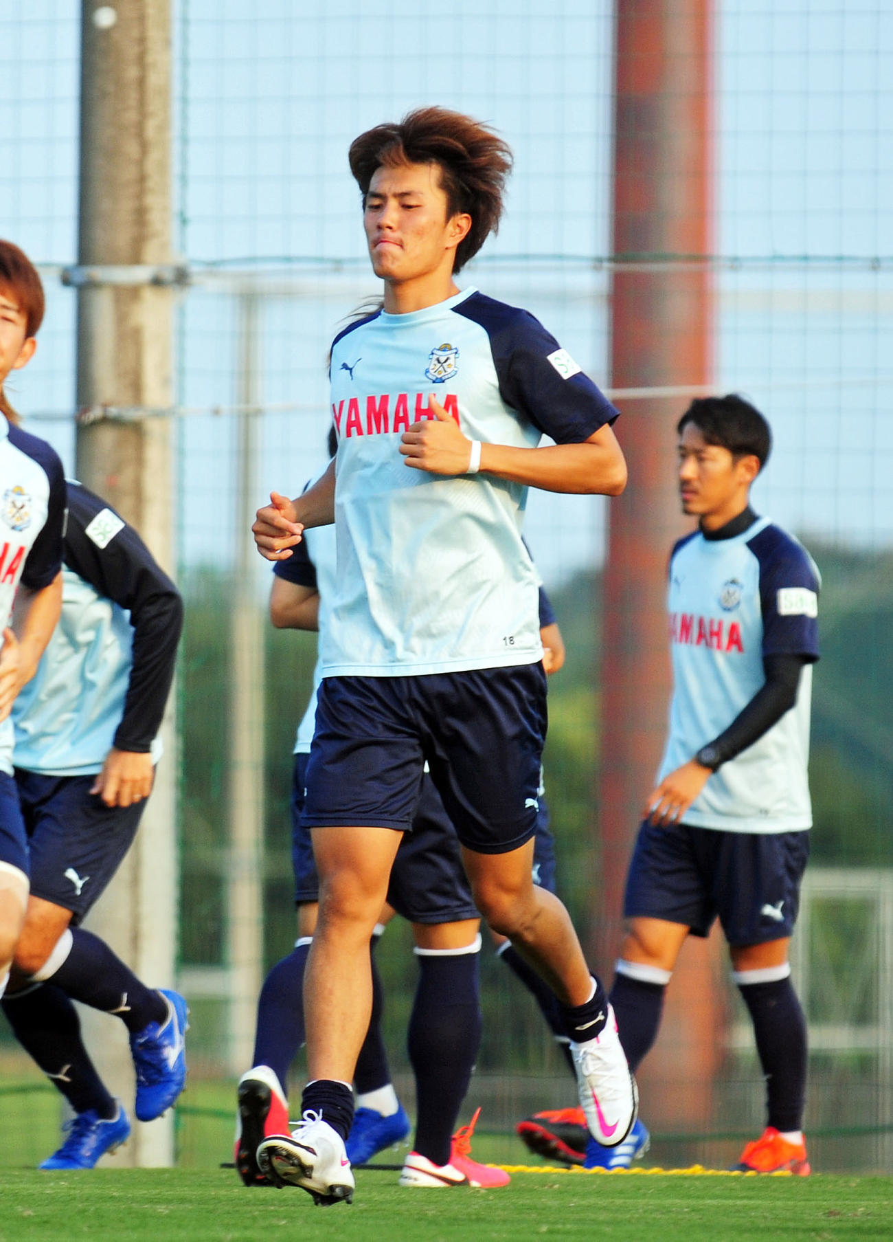 引き締まった表情でウオーミングアップに励む磐田FW小川航