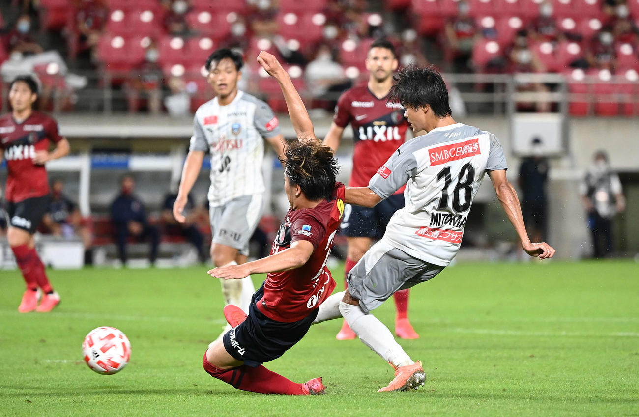 鹿島対川崎F　前半、ゴールを決める川崎F・FW三笘（右）（撮影・鈴木みどり）