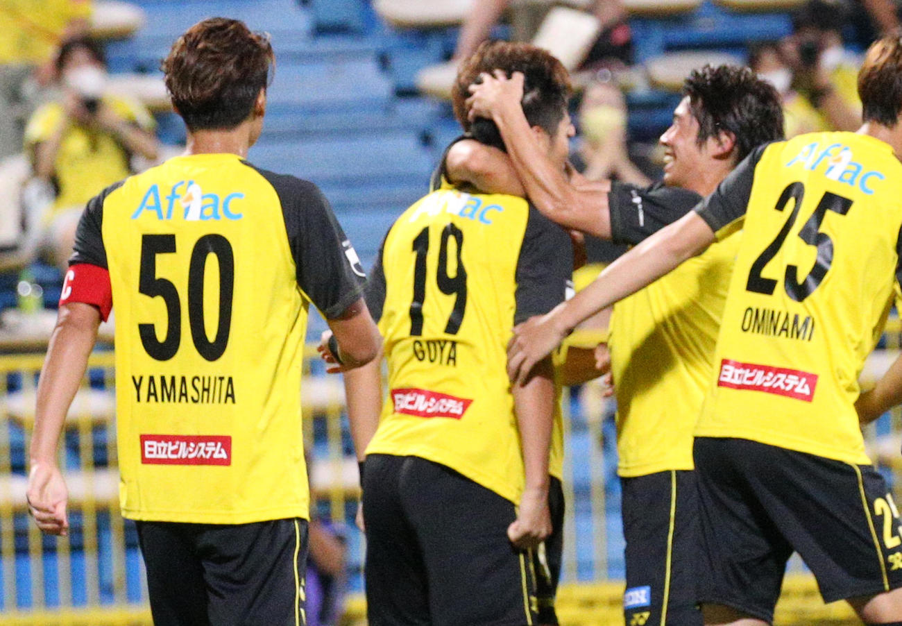 柏対湘南　後半、先制ゴールを決め祝福される柏FW呉屋（中央）（撮影・中島郁夫）