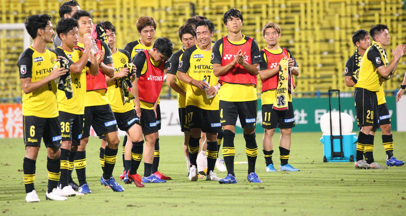 柏対湘南　勝利のあいさつをする柏イレブン（撮影・中島郁夫）