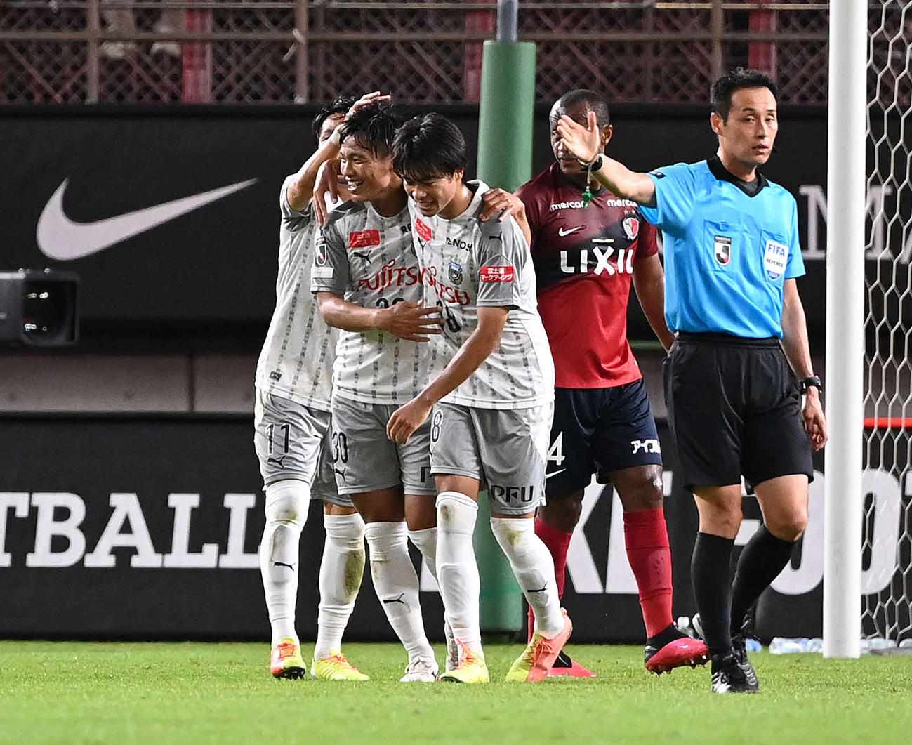 鹿島対川崎F　後半、ゴールを決め喜ぶ川崎F・FW旗手（左から2人目）（撮影・鈴木みどり）