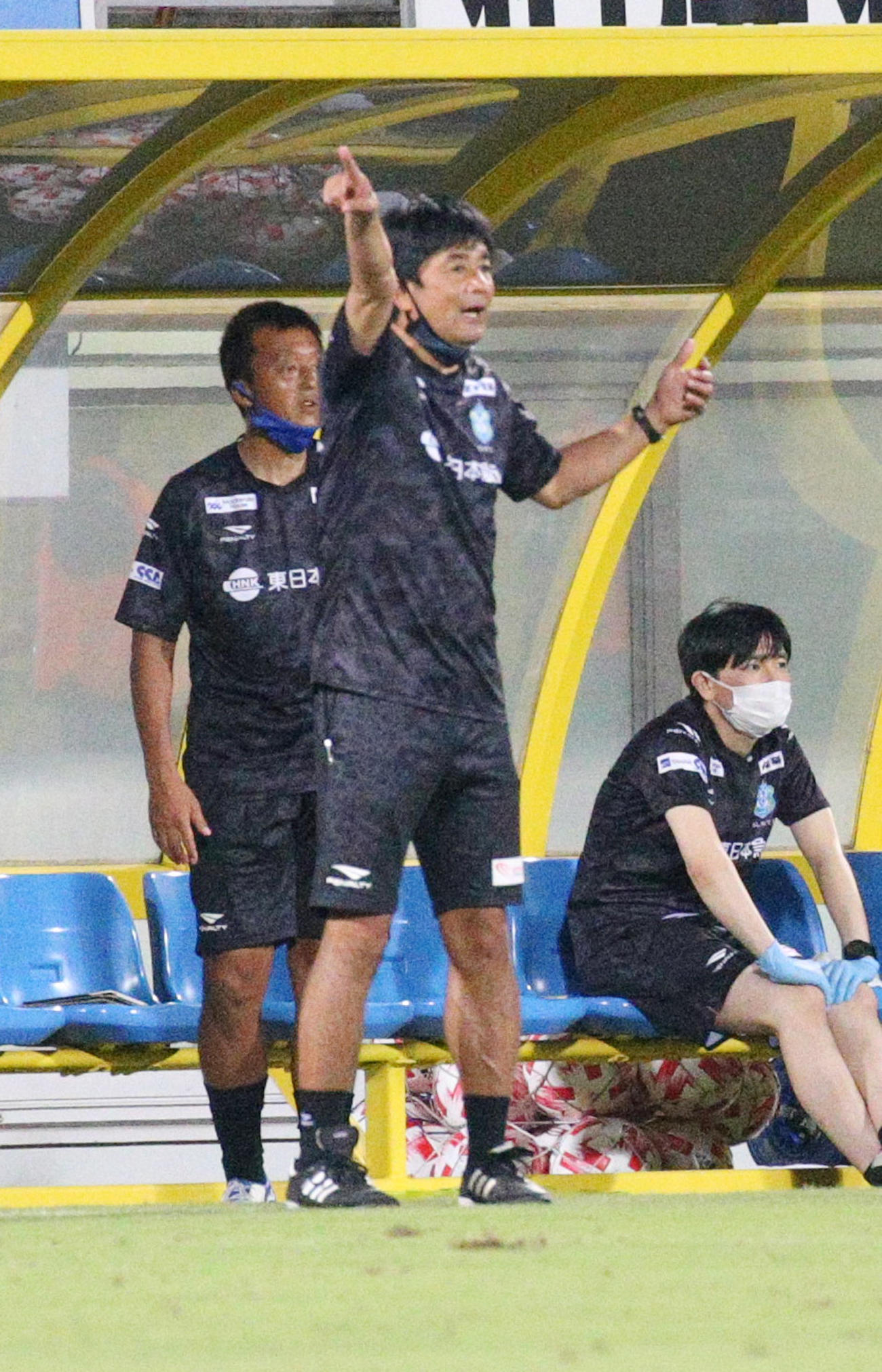 柏対湘南　前半、湘南浮島敏監督（撮影・中島郁夫）
