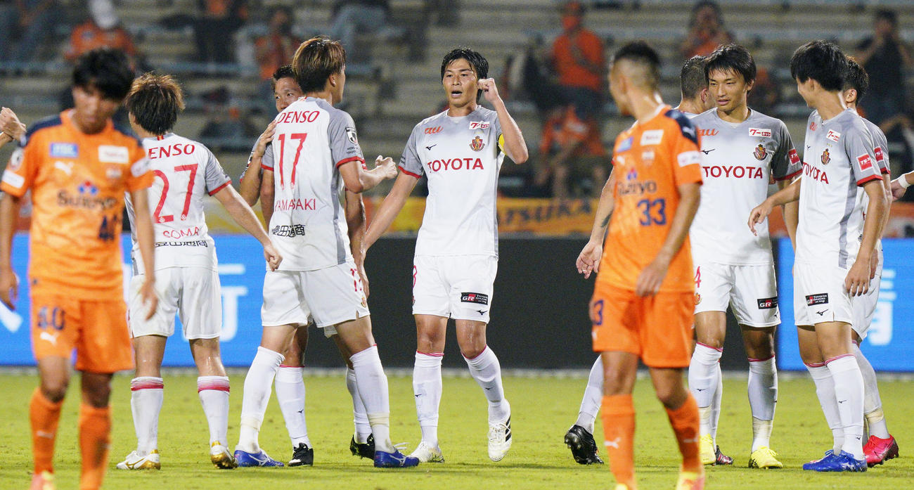 清水に勝利し、喜ぶ丸山（中央）ら名古屋イレブン（共同）