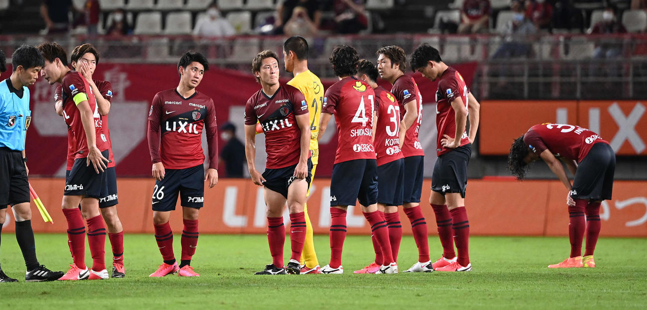 鹿島対川崎F　川崎Fに敗れ肩を落とす鹿島イレブン（撮影・鈴木みどり）