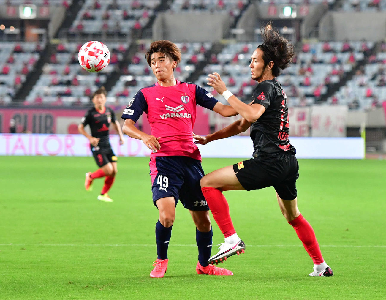 C大阪対浦和　後半、浦和FW杉本（右）と競り合うC大阪MF西川（撮影・岩下翔太）