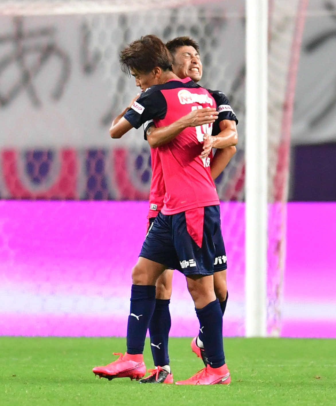 ルヴァン杯C大阪対浦和　浦和に勝利し、MF西川潤（手前）と抱き合うC大阪FW豊川雄太（撮影・岩下翔太）