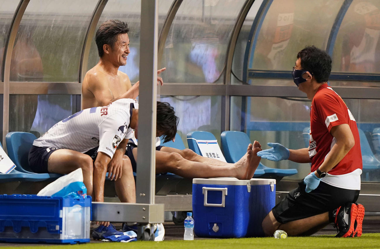 鳥栖対横浜FC　後半途中で交代しベンチで笑顔を見せる横浜FC・FWカズ（撮影・江口和貴）