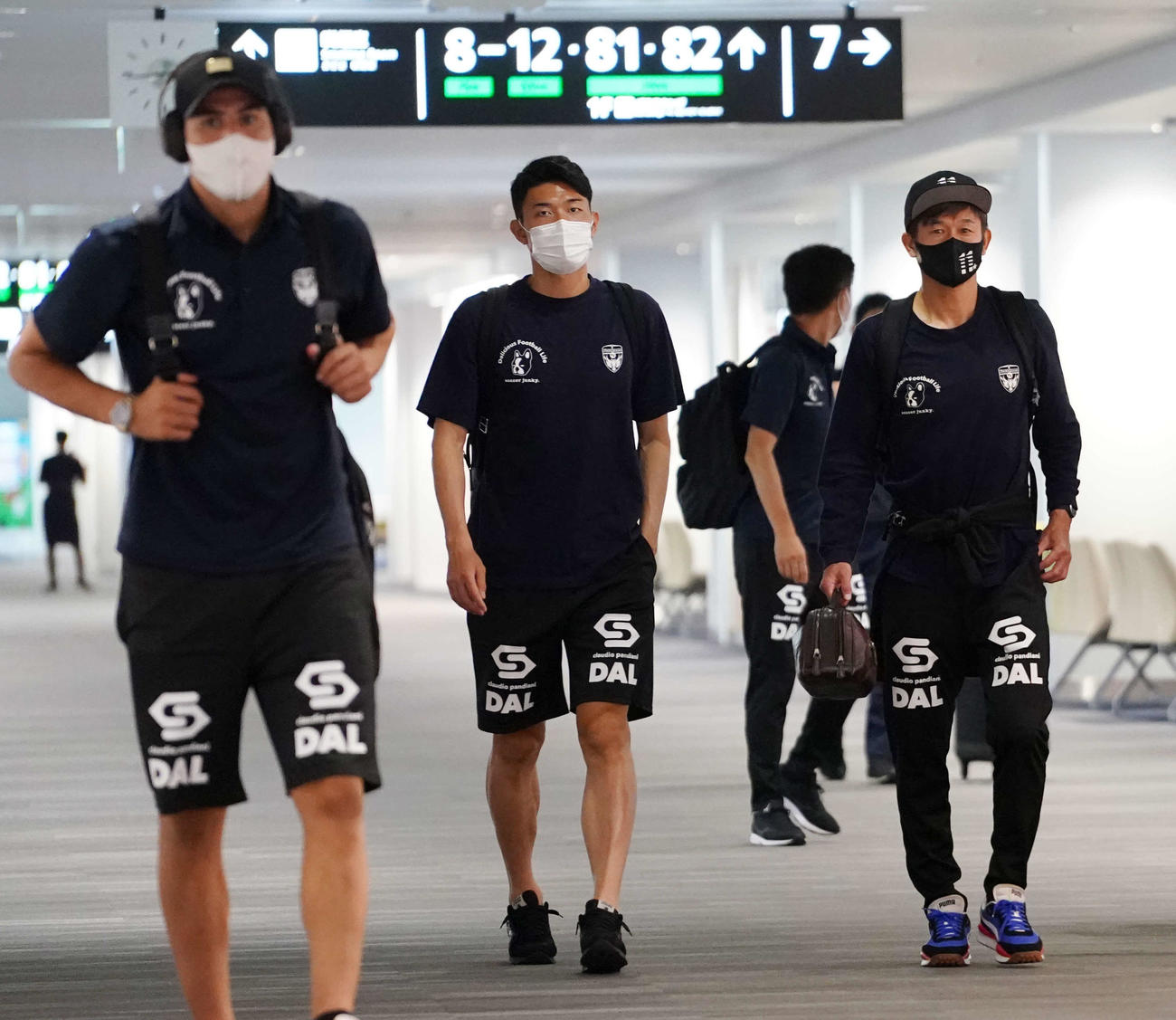 ルヴァン杯の鳥栖－横浜FC戦先発出場から一夜明け、帰京のため福岡空港の搭乗口へ向かう横浜FC・FWカズ（右）（撮影・江口和貴）