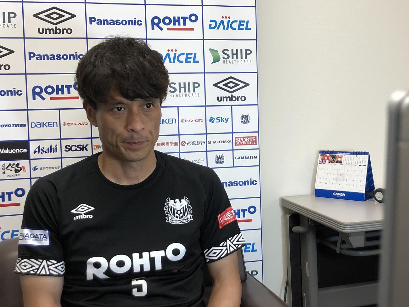 取材対応するG大阪宮本監督（C）GAMBAOSAKA