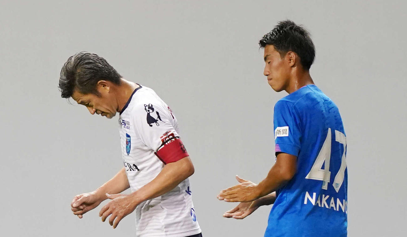 横浜FC・FWカズ（三浦知良）（左）と鳥栖DF中野伸哉