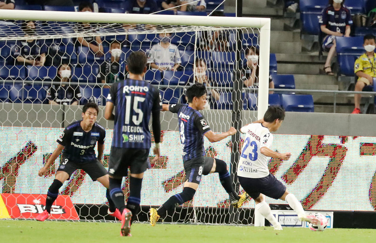 G大阪対横浜FC　後半、正面からシュートを放ちゴールを決める横浜FCのFW斉藤（撮影・加藤哉）