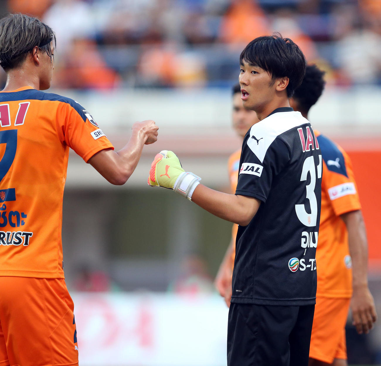 清水対札幌、前半、清水DF立田（左）とグータッチするGK梅田（撮影・大野祥一）