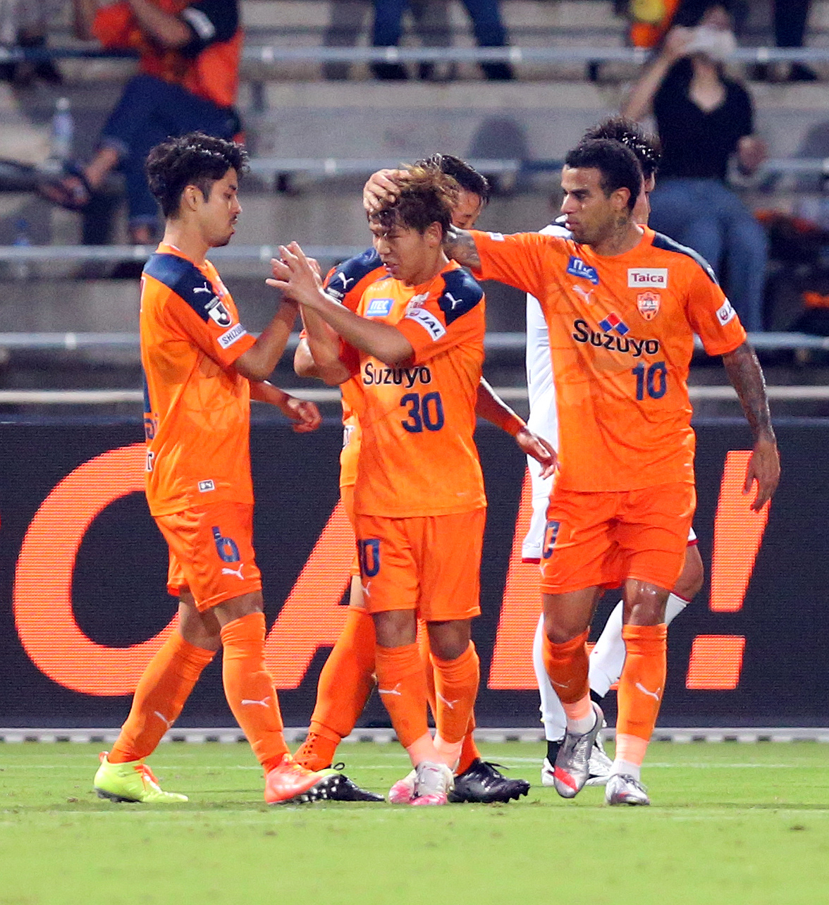 清水対札幌　前半、PKを決め、仲間と喜ぶMF金子（中央）（撮影・大野祥一）
