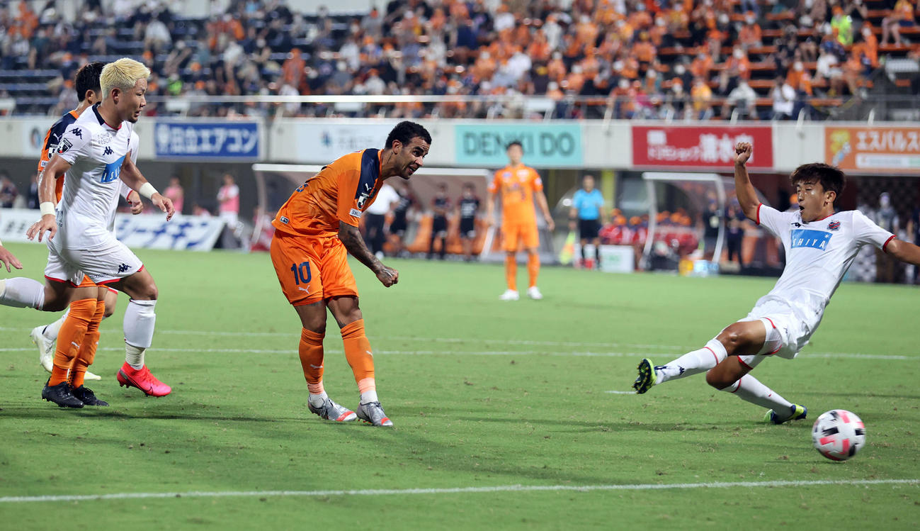 清水対札幌　後半、ゴールを決める清水FWカルリーニョス（中央左）（撮影・大野祥一）