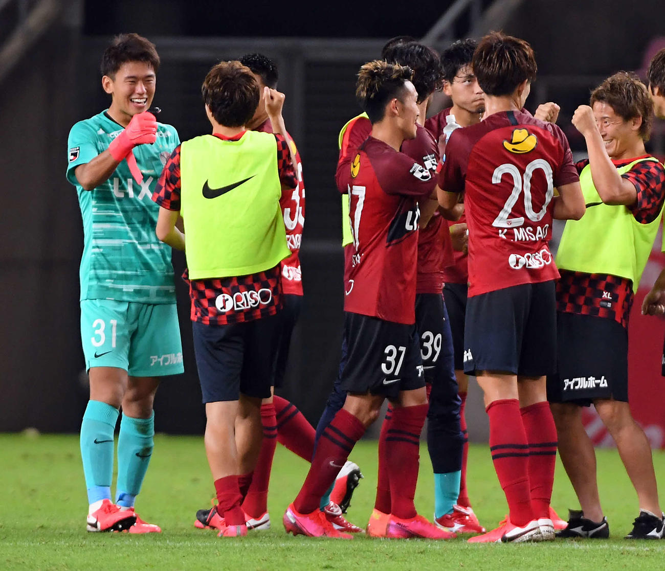 鹿島対鳥栖　プロのデビュー戦となった鹿島GK沖は、完封勝利を納め笑顔を見せる（左）（撮影・たえ見朱実）
