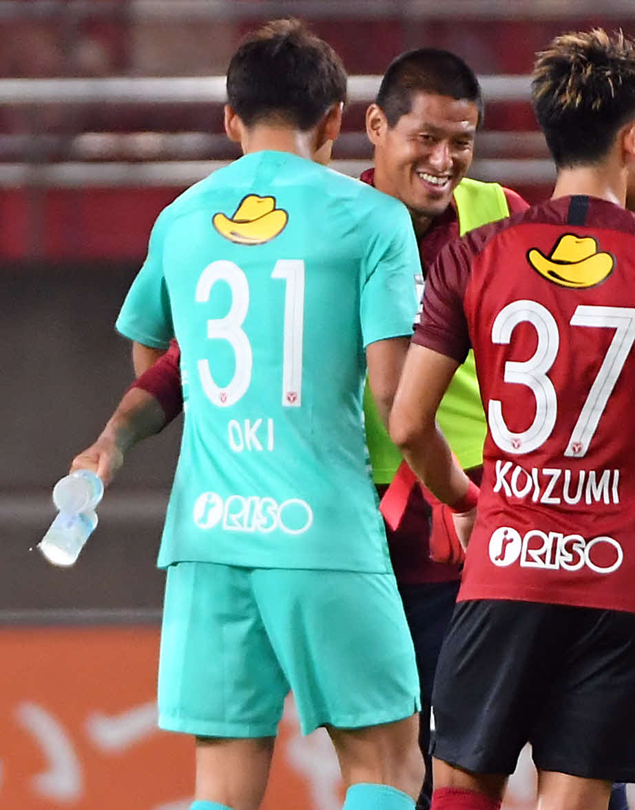 鹿島対鳥栖　後半、完封勝利を飾った鹿島GK沖に声をかえる曽ケ端（撮影・たえ見朱実）