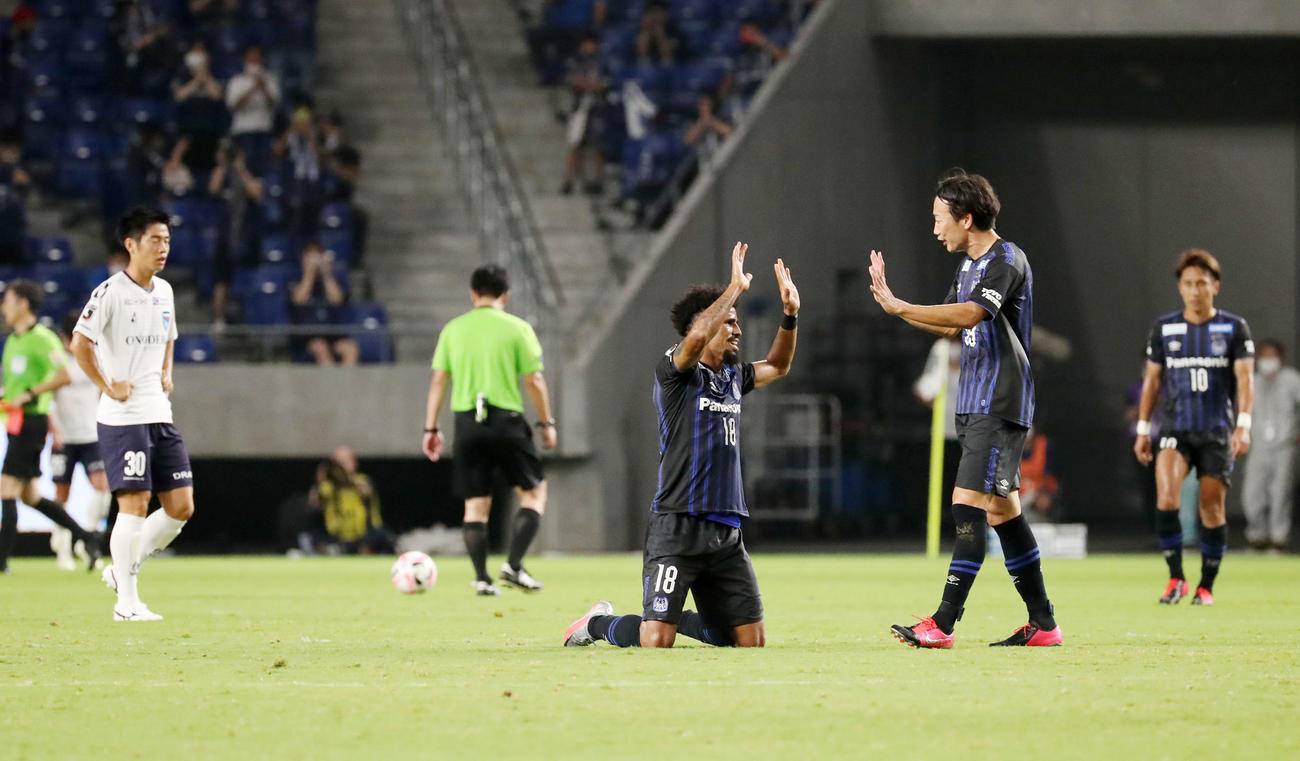 横浜FCにロスタイムで勝利し渡辺（右）とタッチするG大阪FWパトリック（撮影・加藤哉）