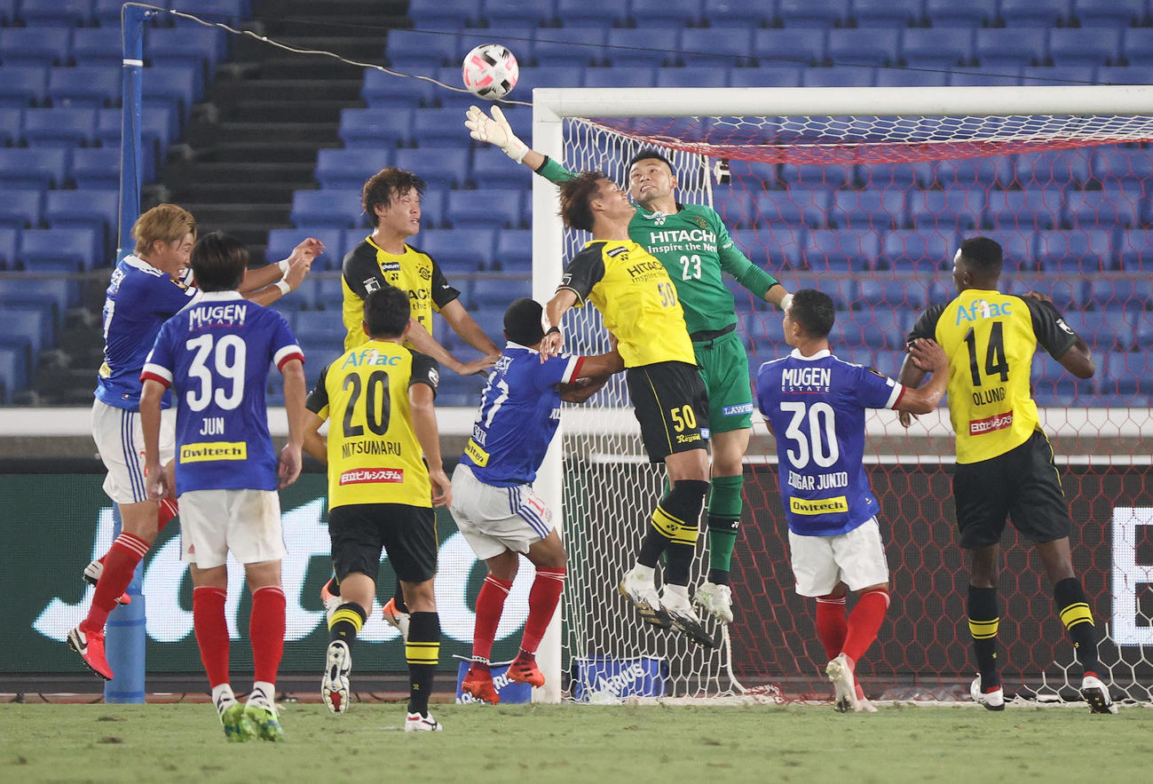横浜対柏　前半、空中戦で競り合いながらパンチングする柏GK中村（右から3人目）（撮影・垰建太）