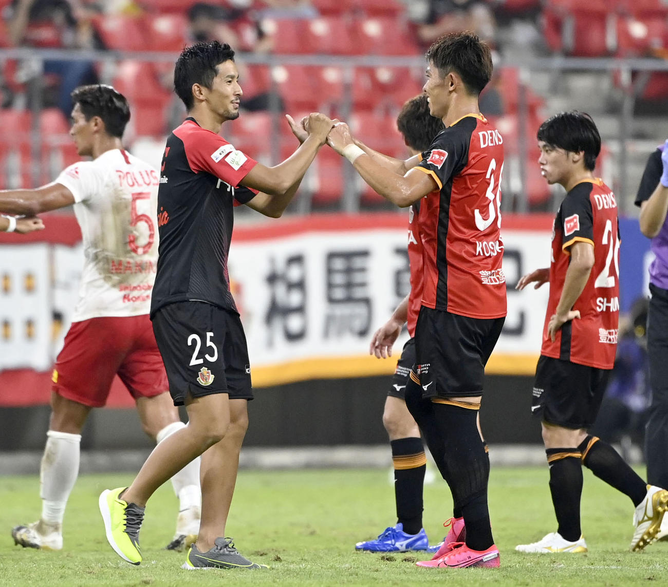 浦和に勝利し、喜ぶ名古屋前田ら（共同）