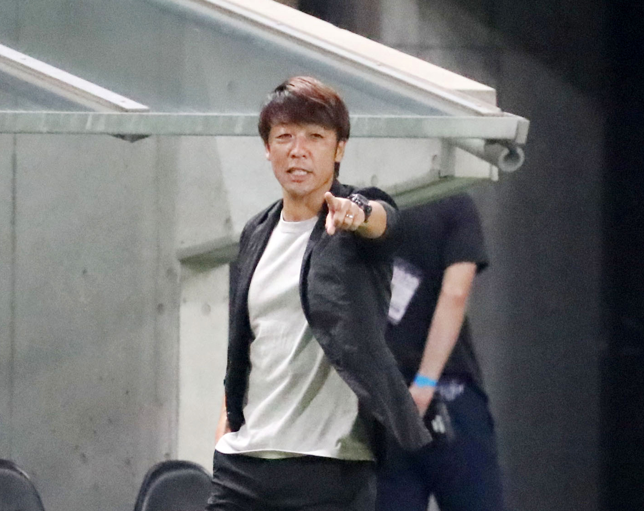 選手に指示を出す横浜FCの下平監督（撮影・加藤哉）