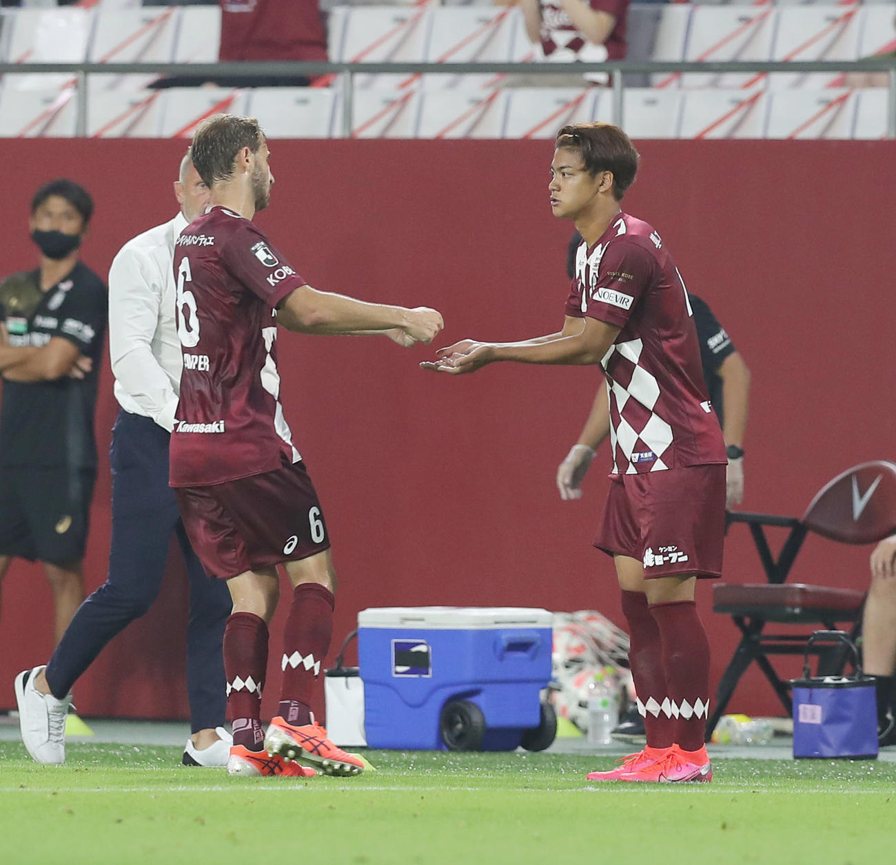 神戸対仙台　後半、神戸MFサンペール（左）に代わって途中出場するFW小田（撮影・前田充）