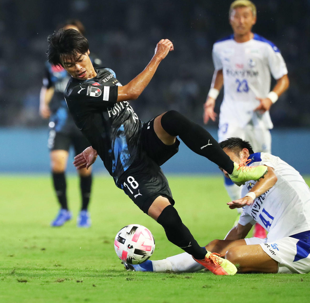 後半、ボールに食らいつく川崎F・MF三笘（撮影・河田真司）　　