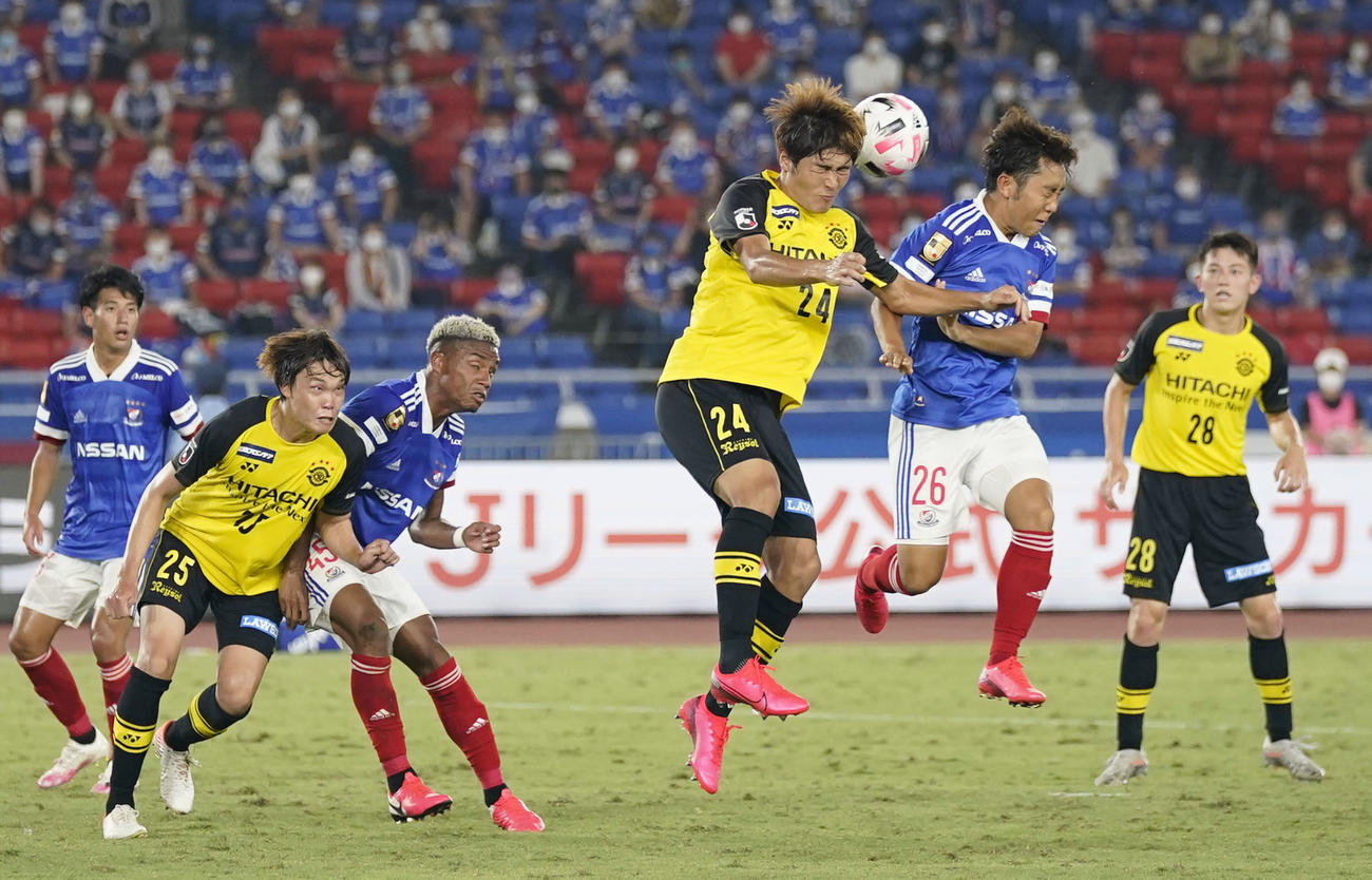 横浜－柏　後半、ゴール前で競り合う横浜渡辺、柏川口ら（共同）