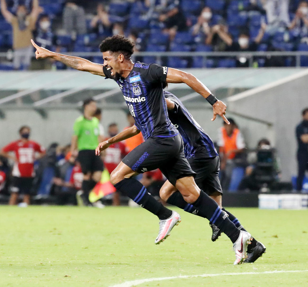 G大阪対横浜FC　後半、G大阪FWパトリックはCKに頭で合わせ勝ち越しゴールを決める（撮影・加藤哉）