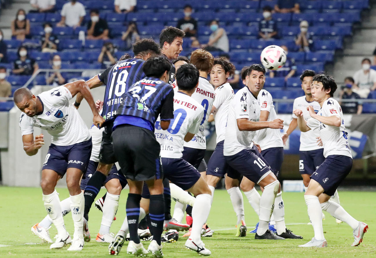G大阪対横浜FC　後半、G大阪FWパトリック（左から2人目）はCKに頭で合わせ勝ち越しゴールを決める（撮影・加藤哉）