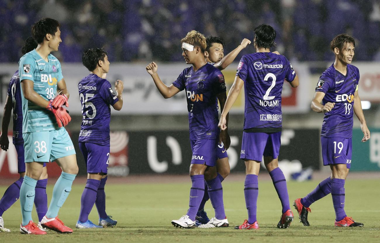 湘南に勝利し喜ぶ広島イレブン（共同）