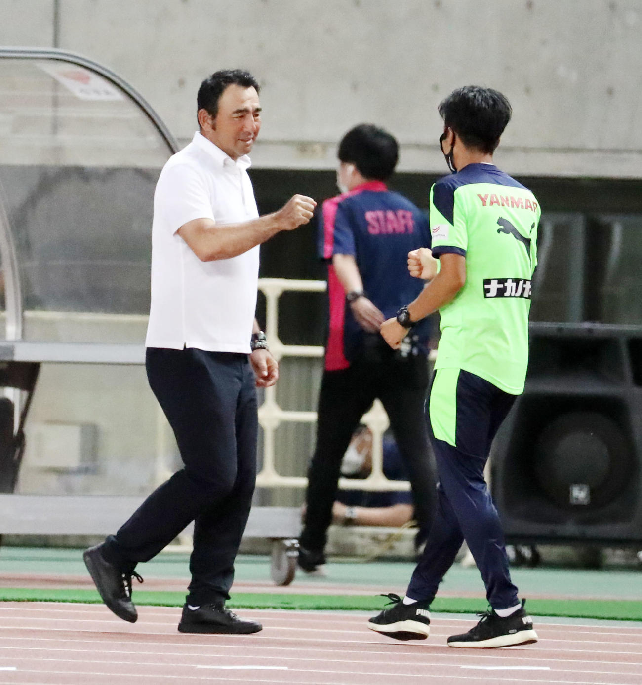 C大阪対東京　引き分けに終わりC大阪の関係者とエアタッチする東京の長谷川監督（撮影・加藤哉）