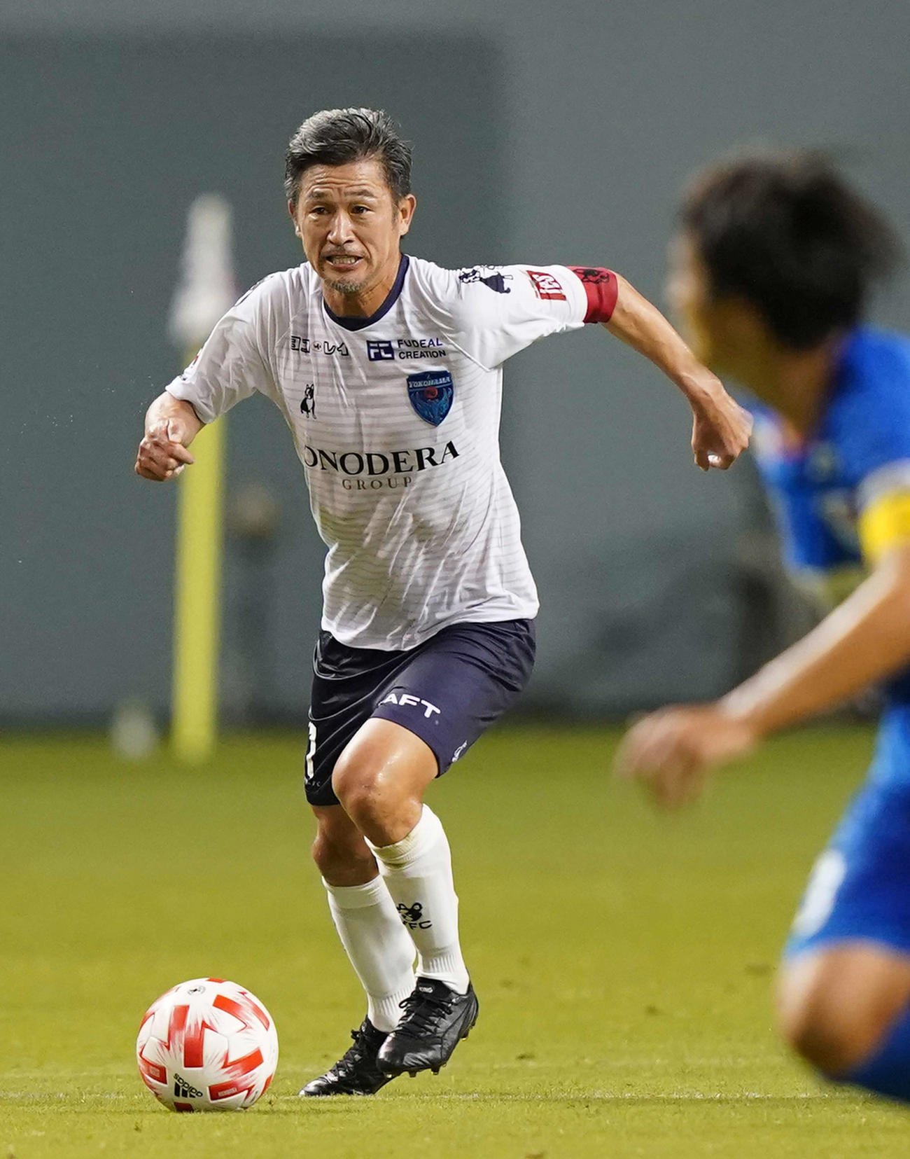 20年8月5日、ルヴァン杯鳥栖戦の前半、ドリブルする横浜FC・FWカズ