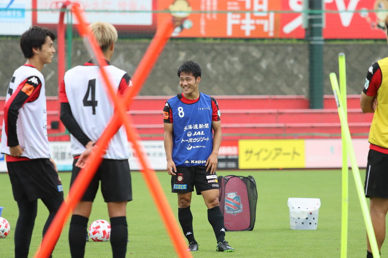 来季札幌加入が内定している明大FW小柏は練習に参加し、笑顔を見せる（撮影・保坂果那）