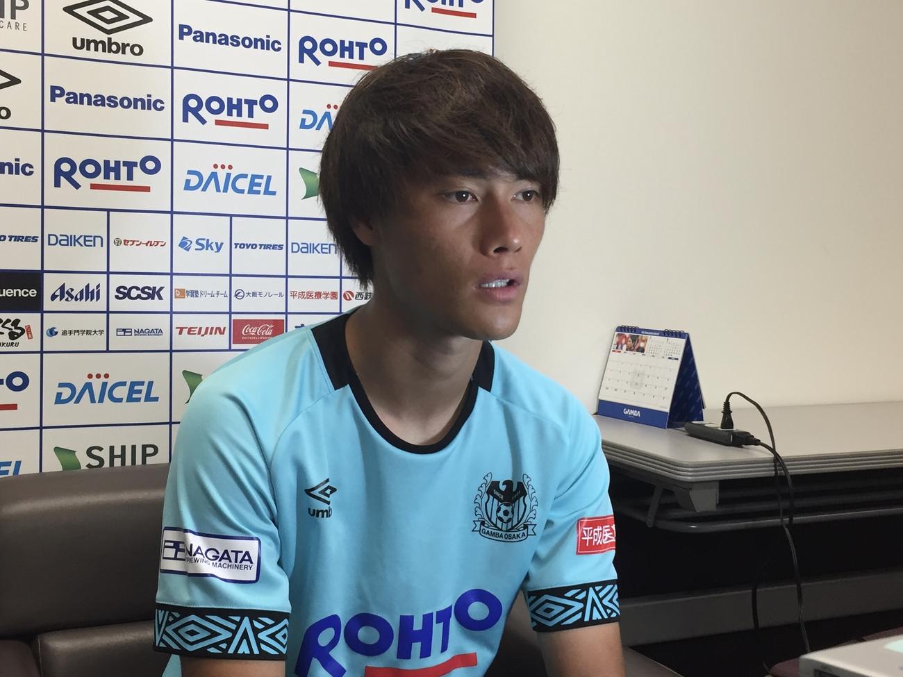 取材対応するG大阪DF松田陸（C）GAMBAOSAKA