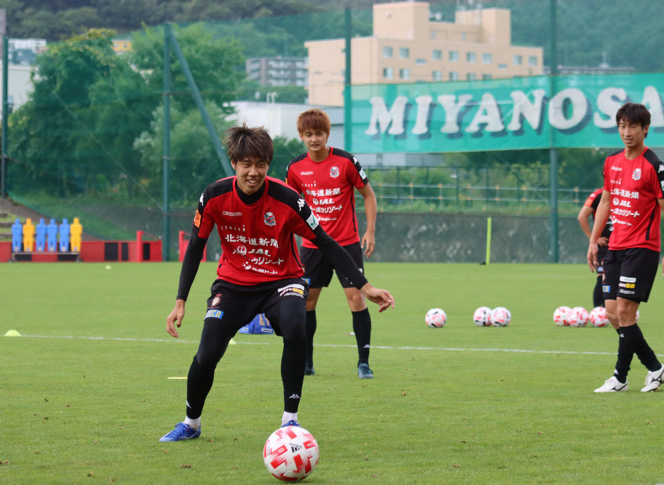 横浜FC戦前日練習に参加する札幌DF田中（手前）（撮影・保坂果那）