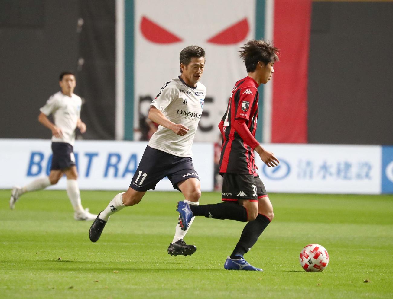 ルヴァン杯　札幌対横浜FC　前半、ボールを追うFW三浦（撮影・黒川智章）
