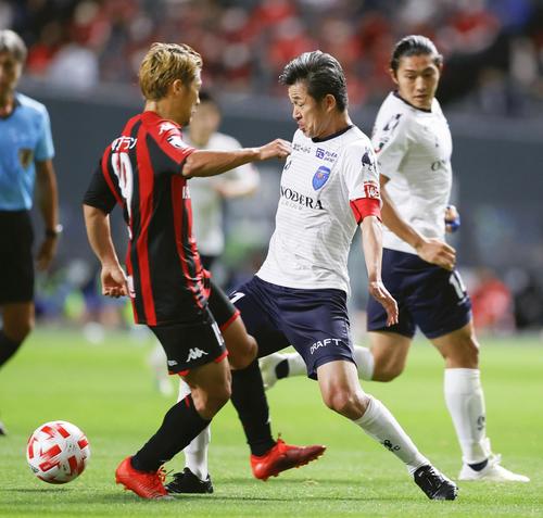 札幌―横浜FC　前半、ゴール前で競り合う横浜FC・三浦（中央）（共同）