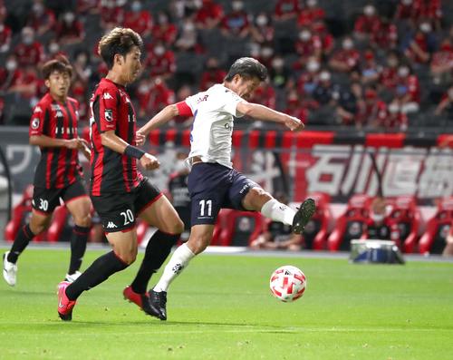 札幌対横浜FC　前半、シュートを放つ横浜FC・FWカズ（右）（撮影・黒川智章）