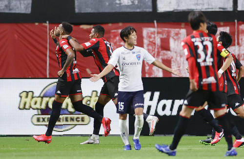 札幌―横浜FC　後半、先制のPKを決め駆けだす札幌・アンデルソンロペス（左端）（共同）