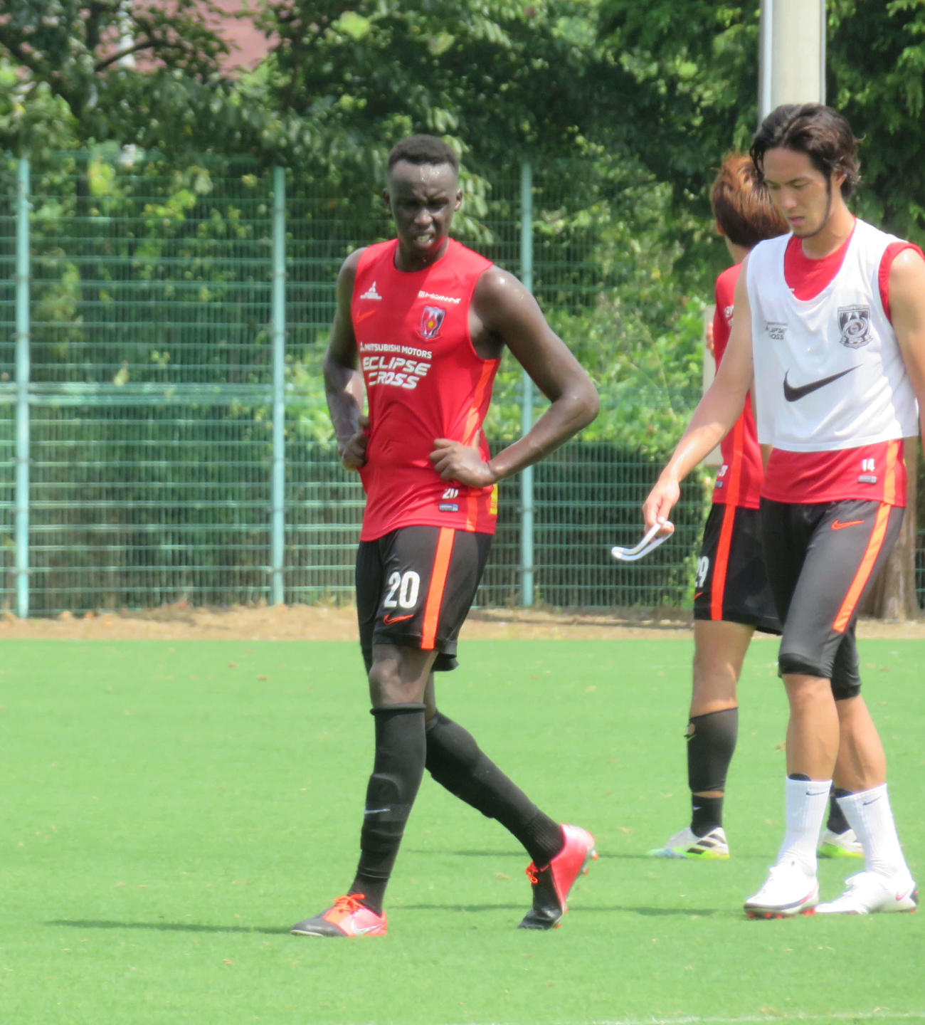 炎天下の中で紅白戦に参加した浦和DFデン（中央）。右はFW杉本